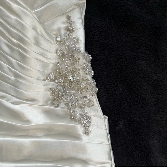 David's Bridal Ruched Strapless Wedding Dress Beadwork Accent White‎ Size 2 NEW - Picture 5 of 10